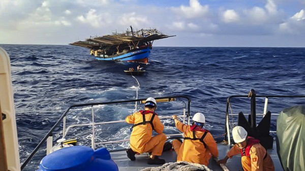 Tàu hỏng máy giữa biển, 36 ngư dân Quảng Ngãi chờ tàu hải quân ra cứu