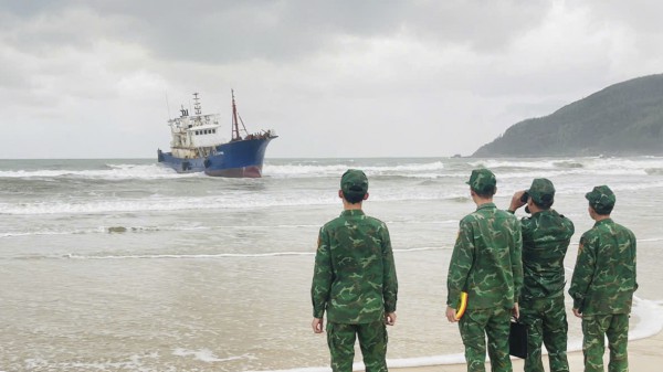 Tàu vỏ sắt 300 tấn nghi của nước ngoài trôi dạt vào bờ biển Quảng Ngãi