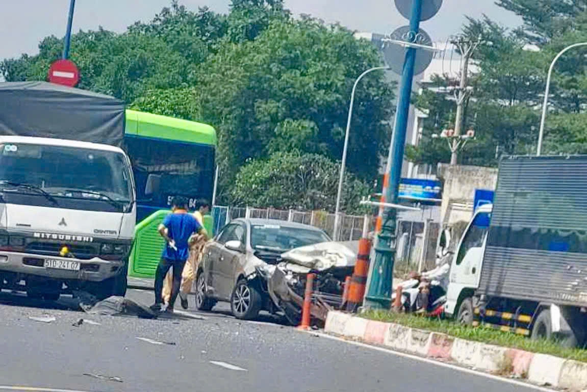 Taxi công nghệ bị tai nạn liên hoàn ở TP.Thủ Đức