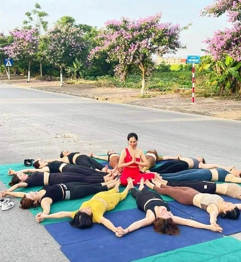 Thái Bình: Phạt 14 người trong nhóm tập yoga giữa đường để chụp hình