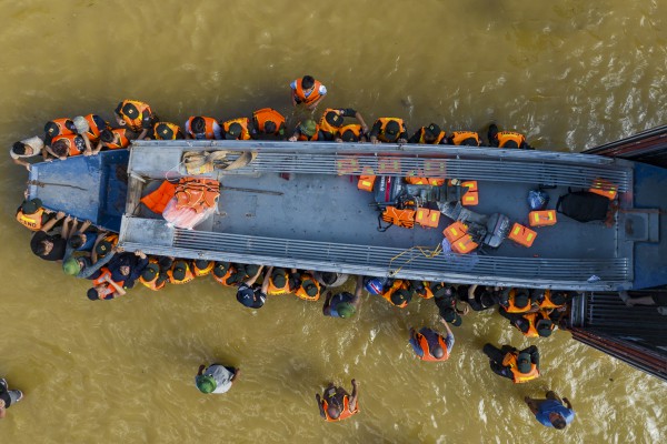 Thái Nguyên vẫn chìm trong nước lũ, người dân cuống cuồng nhận đồ cứu trợ Thái Nguyên vẫn chìm trong nước lũ, người dân cuống cuồng nhận đồ cứu trợ