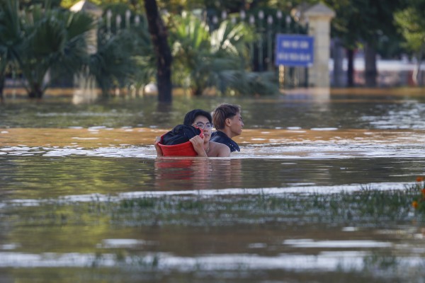 Thái Nguyên vẫn chìm trong nước lũ, người dân cuống cuồng nhận đồ cứu trợ Thái Nguyên vẫn chìm trong nước lũ, người dân cuống cuồng nhận đồ cứu trợ