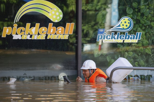 Thái Nguyên vẫn chìm trong nước lũ, người dân cuống cuồng nhận đồ cứu trợ Thái Nguyên vẫn chìm trong nước lũ, người dân cuống cuồng nhận đồ cứu trợ