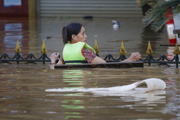 Thái Nguyên vẫn chìm trong nước lũ, người dân cuống cuồng nhận đồ cứu trợ Thái Nguyên vẫn chìm trong nước lũ, người dân cuống cuồng nhận đồ cứu trợ