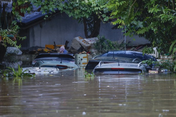Thái Nguyên vẫn chìm trong nước lũ, người dân cuống cuồng nhận đồ cứu trợ Thái Nguyên vẫn chìm trong nước lũ, người dân cuống cuồng nhận đồ cứu trợ