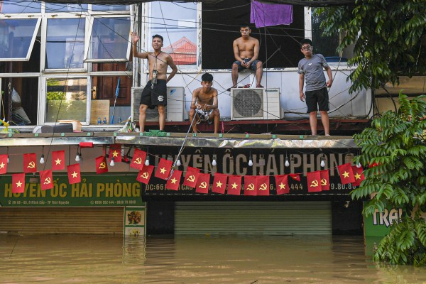 Thái Nguyên vẫn chìm trong nước lũ, người dân cuống cuồng nhận đồ cứu trợ Thái Nguyên vẫn chìm trong nước lũ, người dân cuống cuồng nhận đồ cứu trợ