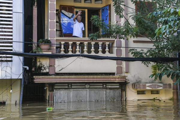 Thái Nguyên vẫn chìm trong nước lũ, người dân cuống cuồng nhận đồ cứu trợ Thái Nguyên vẫn chìm trong nước lũ, người dân cuống cuồng nhận đồ cứu trợ
