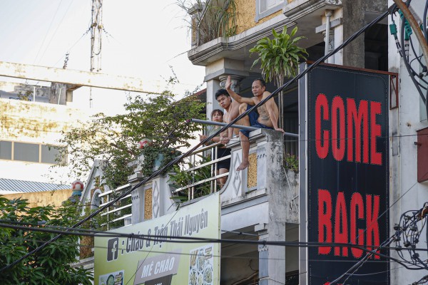 Thái Nguyên vẫn chìm trong nước lũ, người dân cuống cuồng nhận đồ cứu trợ Thái Nguyên vẫn chìm trong nước lũ, người dân cuống cuồng nhận đồ cứu trợ