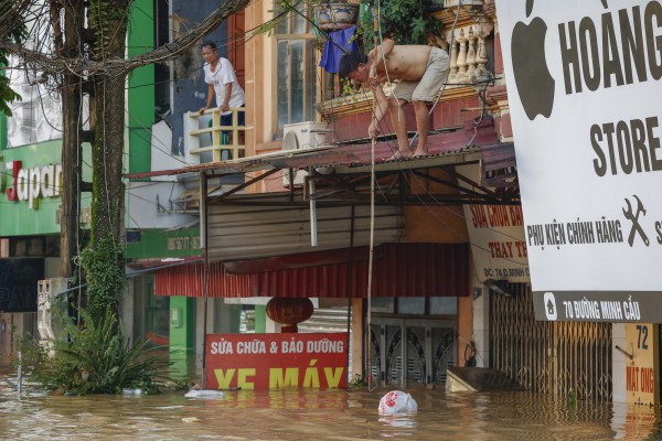 Thái Nguyên vẫn chìm trong nước lũ, người dân cuống cuồng nhận đồ cứu trợ Thái Nguyên vẫn chìm trong nước lũ, người dân cuống cuồng nhận đồ cứu trợ