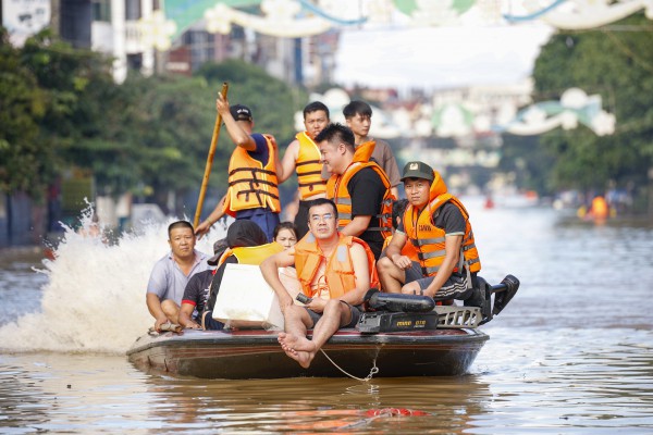Thái Nguyên vẫn chìm trong nước lũ, người dân cuống cuồng nhận đồ cứu trợ Thái Nguyên vẫn chìm trong nước lũ, người dân cuống cuồng nhận đồ cứu trợ