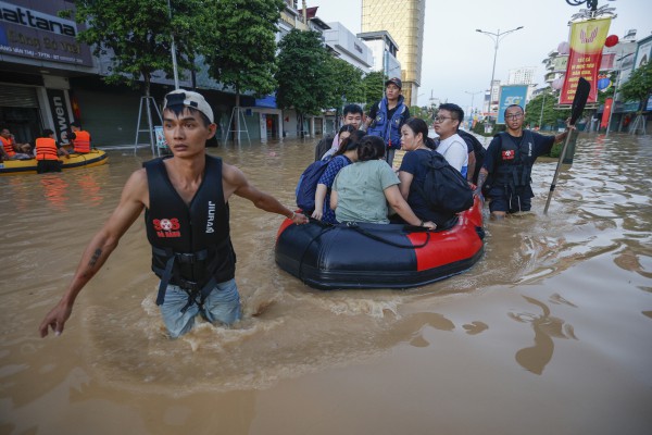 Thái Nguyên vẫn chìm trong nước lũ, người dân cuống cuồng nhận đồ cứu trợ Thái Nguyên vẫn chìm trong nước lũ, người dân cuống cuồng nhận đồ cứu trợ
