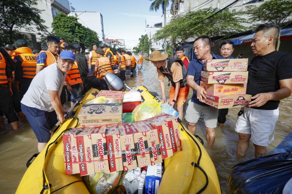 Thái Nguyên vẫn chìm trong nước lũ, người dân cuống cuồng nhận đồ cứu trợ Thái Nguyên vẫn chìm trong nước lũ, người dân cuống cuồng nhận đồ cứu trợ