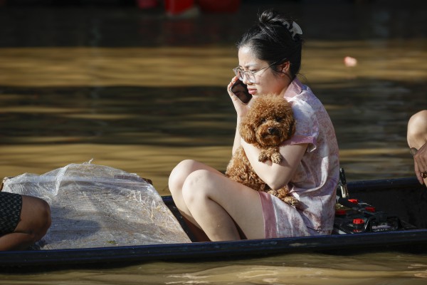 Thái Nguyên vẫn chìm trong nước lũ, người dân cuống cuồng nhận đồ cứu trợ Thái Nguyên vẫn chìm trong nước lũ, người dân cuống cuồng nhận đồ cứu trợ