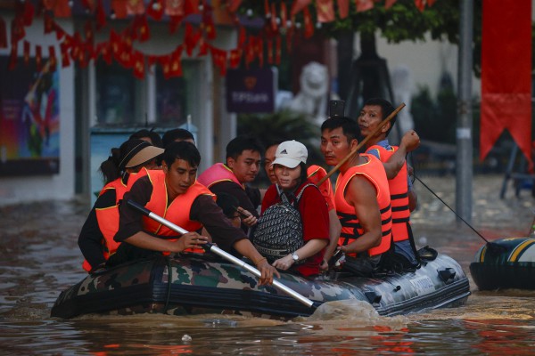 Thái Nguyên vẫn chìm trong nước lũ, người dân cuống cuồng nhận đồ cứu trợ Thái Nguyên vẫn chìm trong nước lũ, người dân cuống cuồng nhận đồ cứu trợ