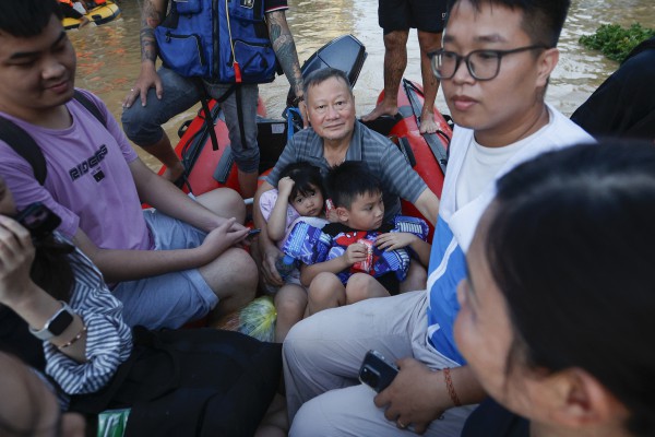 Thái Nguyên vẫn chìm trong nước lũ, người dân cuống cuồng nhận đồ cứu trợ Thái Nguyên vẫn chìm trong nước lũ, người dân cuống cuồng nhận đồ cứu trợ