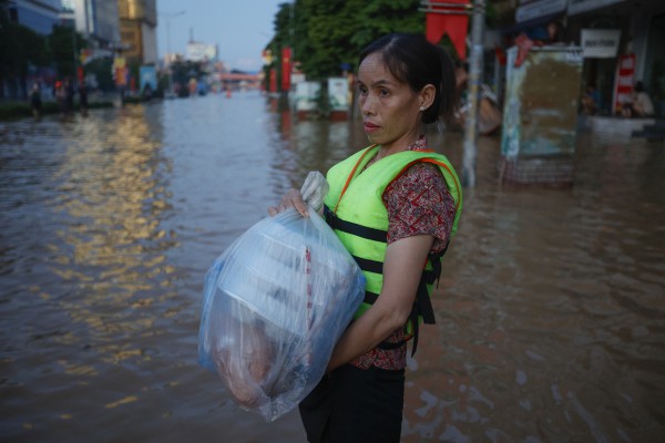 Thái Nguyên vẫn chìm trong nước lũ, người dân cuống cuồng nhận đồ cứu trợ Thái Nguyên vẫn chìm trong nước lũ, người dân cuống cuồng nhận đồ cứu trợ
