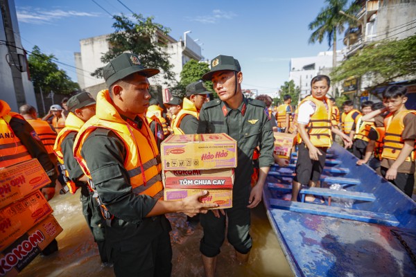 Thái Nguyên vẫn chìm trong nước lũ, người dân cuống cuồng nhận đồ cứu trợ Thái Nguyên vẫn chìm trong nước lũ, người dân cuống cuồng nhận đồ cứu trợ