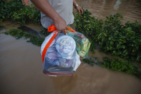 Thái Nguyên vẫn chìm trong nước lũ, người dân cuống cuồng nhận đồ cứu trợ Thái Nguyên vẫn chìm trong nước lũ, người dân cuống cuồng nhận đồ cứu trợ