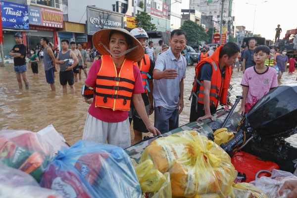 Thái Nguyên vẫn chìm trong nước lũ, người dân cuống cuồng nhận đồ cứu trợ Thái Nguyên vẫn chìm trong nước lũ, người dân cuống cuồng nhận đồ cứu trợ