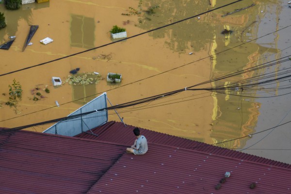 Thái Nguyên vẫn chìm trong nước lũ, người dân cuống cuồng nhận đồ cứu trợ Thái Nguyên vẫn chìm trong nước lũ, người dân cuống cuồng nhận đồ cứu trợ