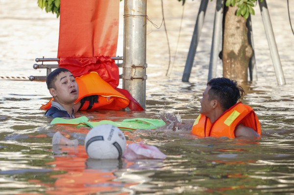 Thái Nguyên vẫn chìm trong nước lũ, người dân cuống cuồng nhận đồ cứu trợ Thái Nguyên vẫn chìm trong nước lũ, người dân cuống cuồng nhận đồ cứu trợ