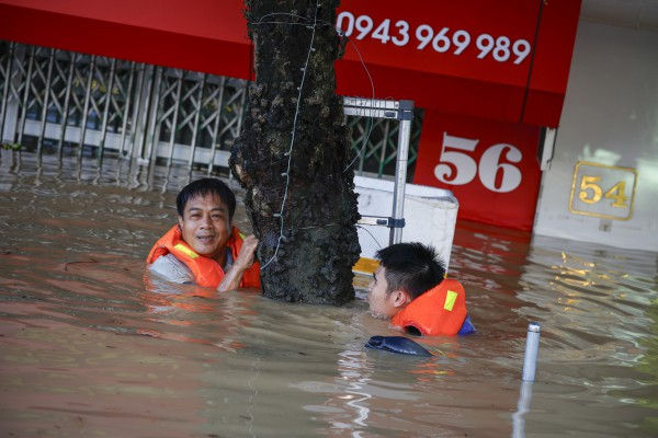 Thái Nguyên vẫn chìm trong nước lũ, người dân cuống cuồng nhận đồ cứu trợ Thái Nguyên vẫn chìm trong nước lũ, người dân cuống cuồng nhận đồ cứu trợ