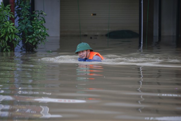 Thái Nguyên vẫn chìm trong nước lũ, người dân cuống cuồng nhận đồ cứu trợ Thái Nguyên vẫn chìm trong nước lũ, người dân cuống cuồng nhận đồ cứu trợ