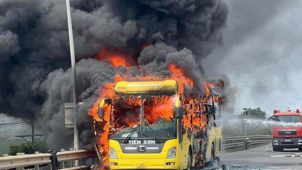Thanh Hóa: Cháy xe khách giường nằm, hơn 40 hành khách kịp thời tháo chạy