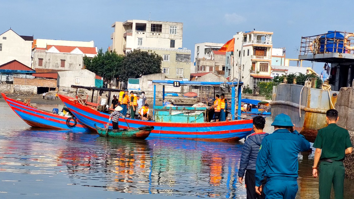 Thanh Hóa: Huy động thuyền, bè và hơn 100 người tìm kiếm 2 anh em đuối nước