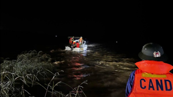 Thanh Hóa: Nước sông dâng cao, hàng ngàn nhà dân ngập lụt Thanh Hóa: Nước sông dâng cao, hàng ngàn nhà dân ngập lụt