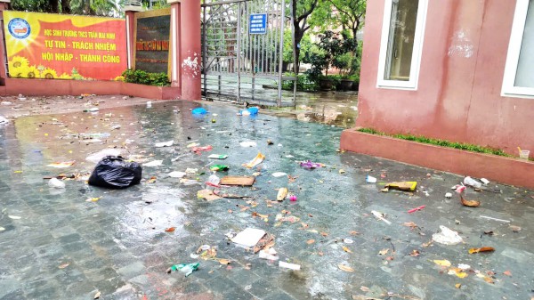 Thanh Hóa: Rác ngập đường phố sau mưa lớn