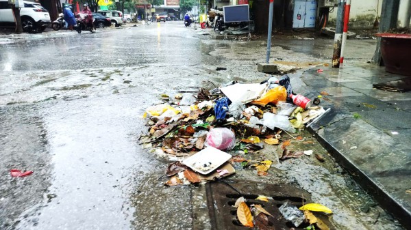 Thanh Hóa: Rác ngập đường phố sau mưa lớn