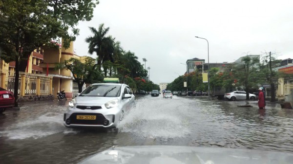Thanh Hóa: Rác ngập đường phố sau mưa lớn