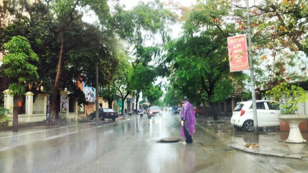 Thanh Hóa: Rác ngập đường phố sau mưa lớn