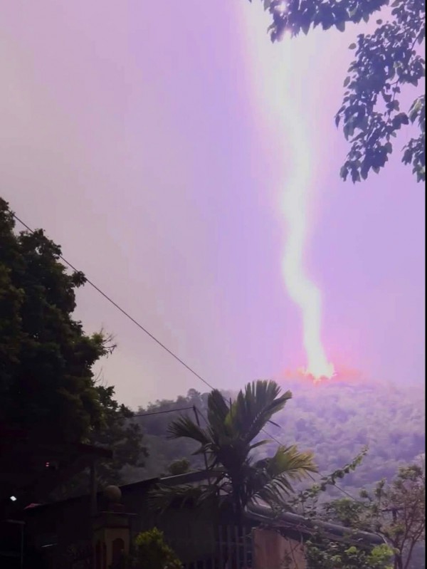 Thanh Hóa: Sét cực lớn đánh xuống đỉnh núi phía tây