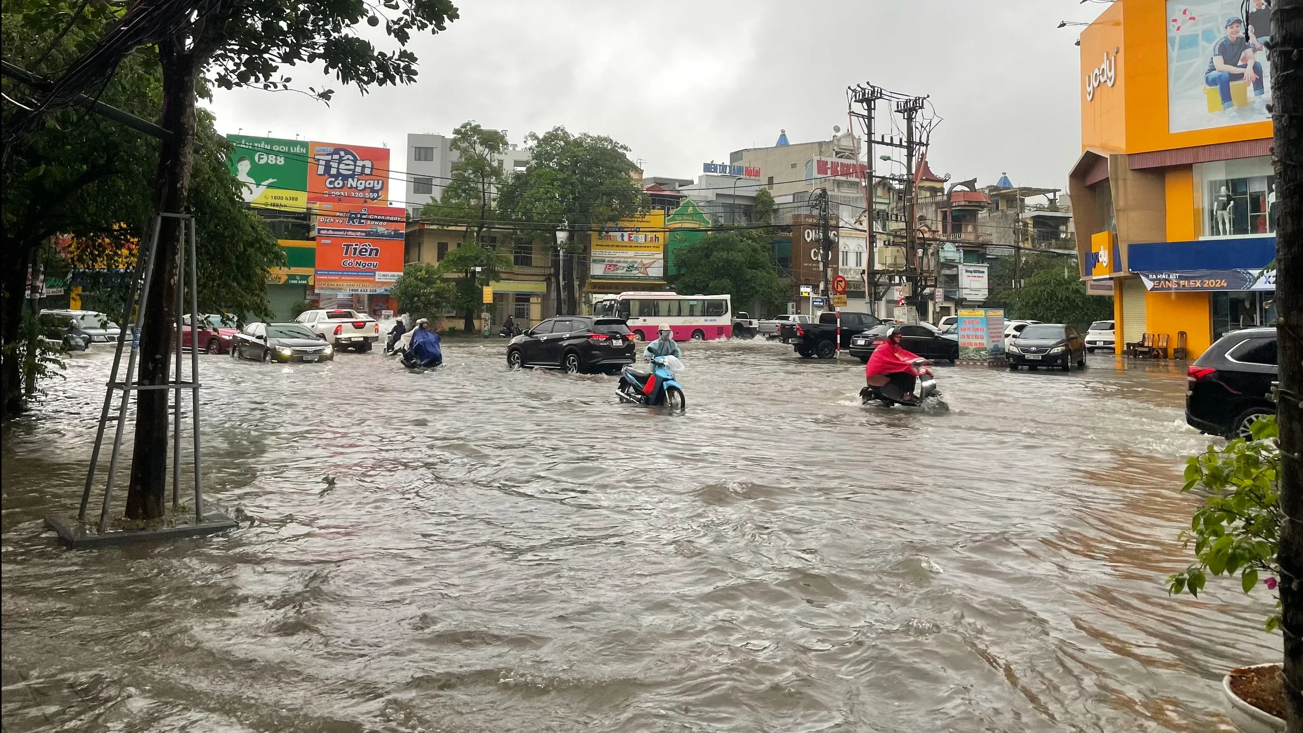 Thành phố Thanh Hóa ngập nặng sau cơn mưa sáng