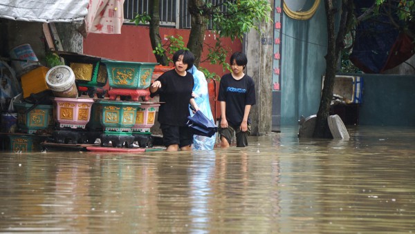 Thành phố Thanh Hóa ngập nặng sau cơn mưa sáng