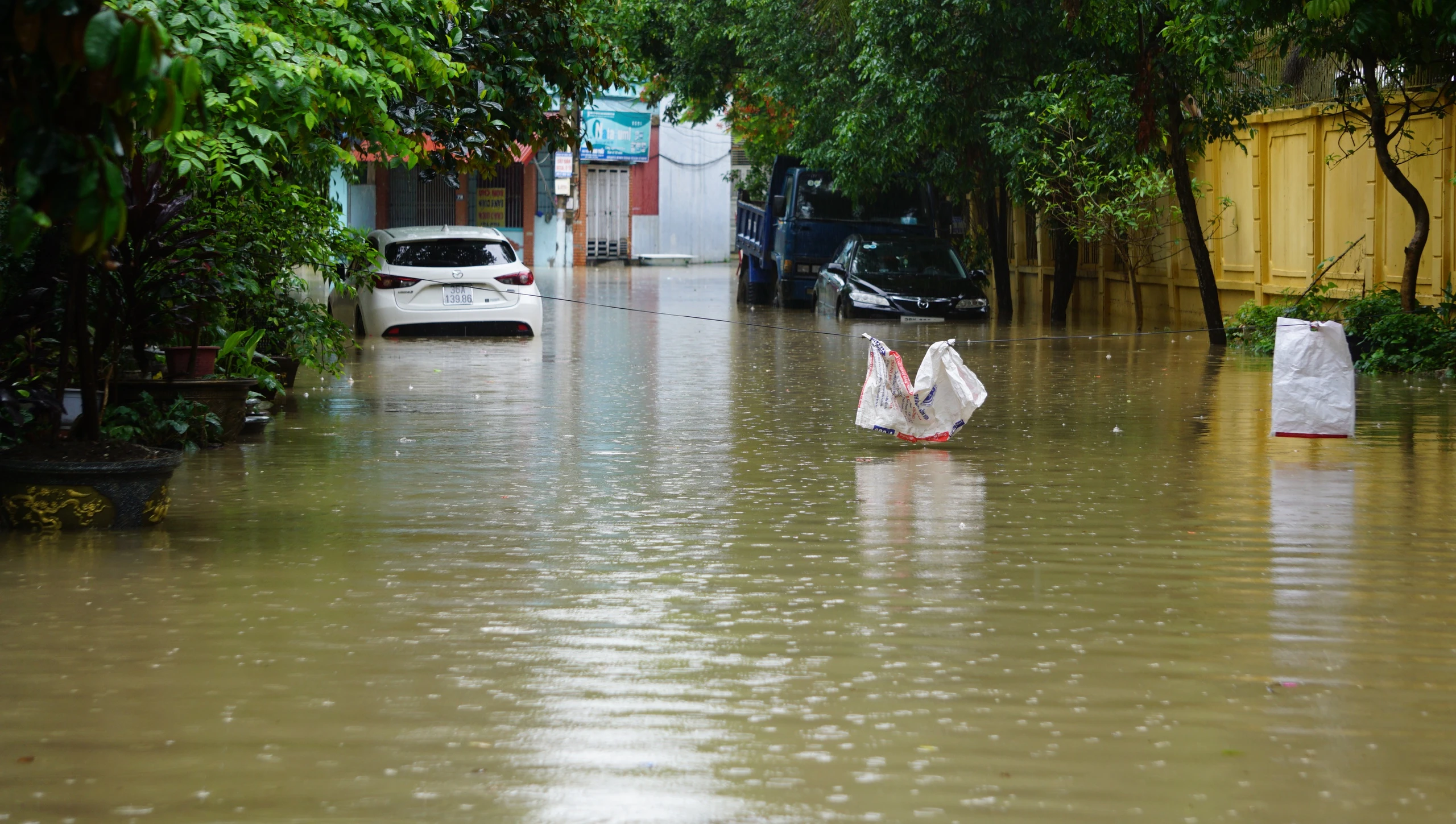 Thành phố Thanh Hóa ngập nặng sau cơn mưa sáng