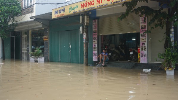 Thành phố Thanh Hóa ngập nặng sau cơn mưa sáng