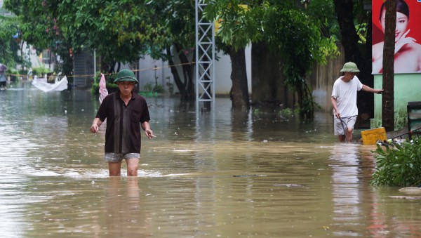 Thành phố Thanh Hóa ngập nặng sau cơn mưa sáng