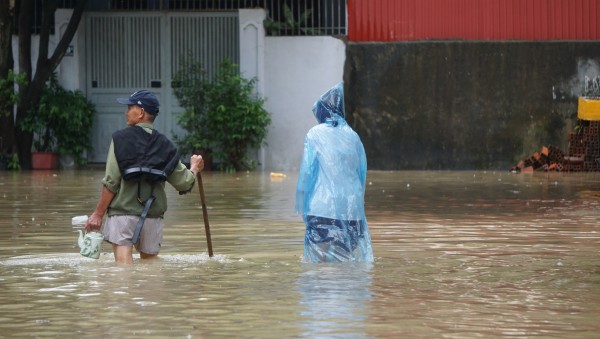 Thành phố Thanh Hóa ngập nặng sau cơn mưa sáng