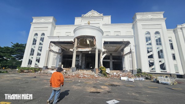 Thành phố Đồng Nai: Tháo dỡ tòa nhà cuối cùng của khu phức hợp Eros Palace Thành phố Đồng Nai: Tháo dỡ tòa nhà cuối cùng của khu phức hợp Eros Palace