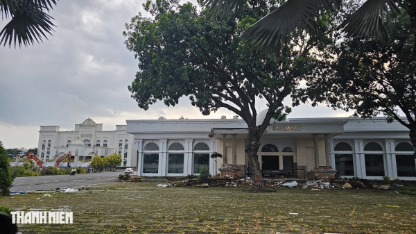Thành phố Đồng Nai: Tháo dỡ tòa nhà cuối cùng của khu phức hợp Eros Palace Thành phố Đồng Nai: Tháo dỡ tòa nhà cuối cùng của khu phức hợp Eros Palace