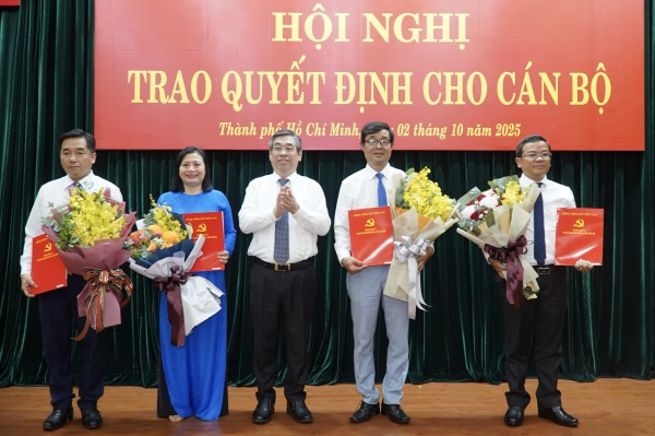 Thành ủy TP.HCM tiếp tục đưa cán bộ thành phố về phường, xã Thành ủy TP.HCM tiếp tục đưa cán bộ thành phố về phường, xã