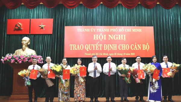 Thành ủy TP.HCM tiếp tục đưa cán bộ thành phố về phường, xã Thành ủy TP.HCM tiếp tục đưa cán bộ thành phố về phường, xã