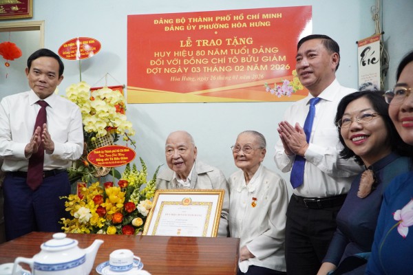 Thành ủy TP.HCM trao Huy hiệu Đảng đến nguyên trợ lý 2 Tổng Bí thư