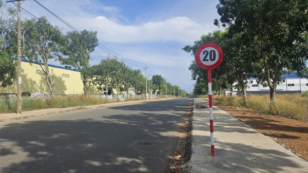 Tháo dỡ biển báo 20 km/giờ ở Đồng Nai sau phản ánh của Báo Thanh Niên