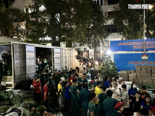 Thâu đêm chuyền tay hàng cứu trợ đến đồng bào vùng lũ miền Trung