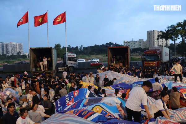 Thâu đêm chuyền tay hàng cứu trợ đến đồng bào vùng lũ miền Trung