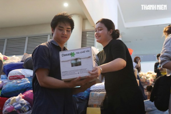 Thâu đêm chuyền tay hàng cứu trợ đến đồng bào vùng lũ miền Trung